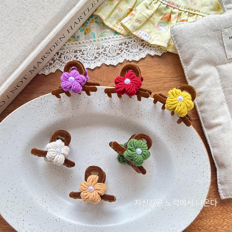 

Korean Style Pearl Flower Knit Mini Hair Clip - Child & Women Safe, Non-Damaging, Versatile Hair Accessory
