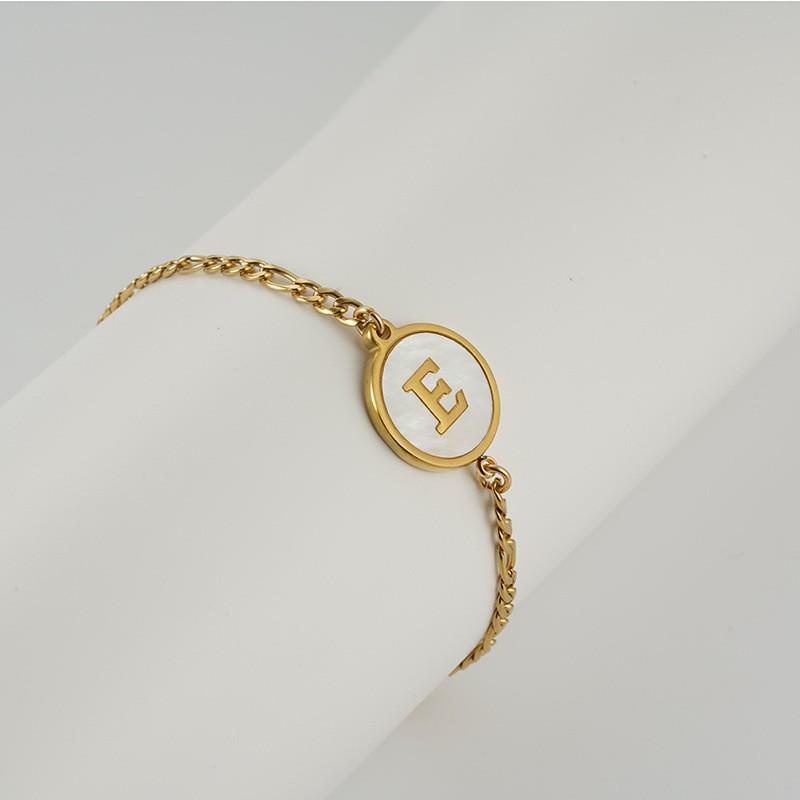 Pulsera Redonda de Acero Inoxidable 18K Europea con Letra para Mujer - Joyería de Mano Moderna y Elegante