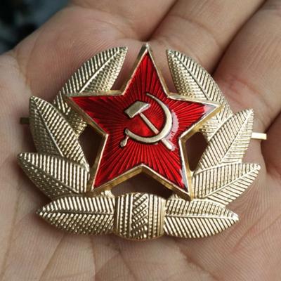 Sowjetisches Rotes-Stern-Mützenabzeichen. Rotes Armee-Stern-Mützenabzeichen. Die sowjetische CCCP-Medaille