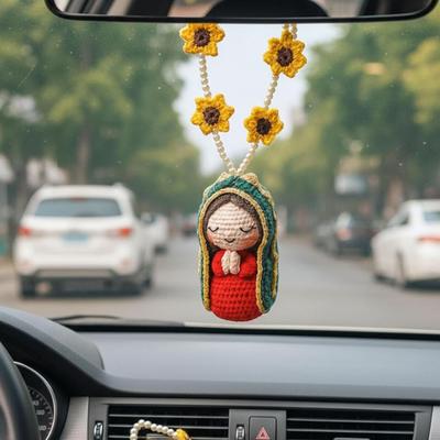 Niedliche Marienstatue Auto-Innenraumdekoration Kleine Harz-Jungfrau Maria Auto-Rückspiegel-Anhänger mit Häkelstruktur Religiöses Geschenk für Familie Freunde