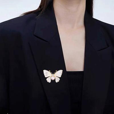 Women Brooch Butterfly Shape Faux Pearl Rhinestone Decor Dripping Oil Anti-slip Suit