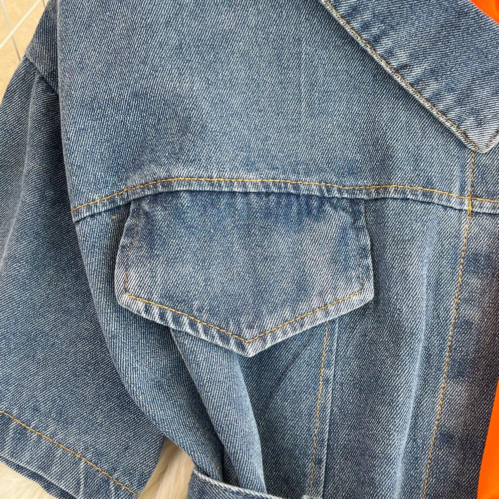 Damska koszula dżinsowa w stylu retro z Hongkongu, z temperamentem, w talii z paskiem, z okrągłym dekoltem, z blokami kolorów, wiosenna i letnia, szykowna, casualowa, średniej długości sukienka