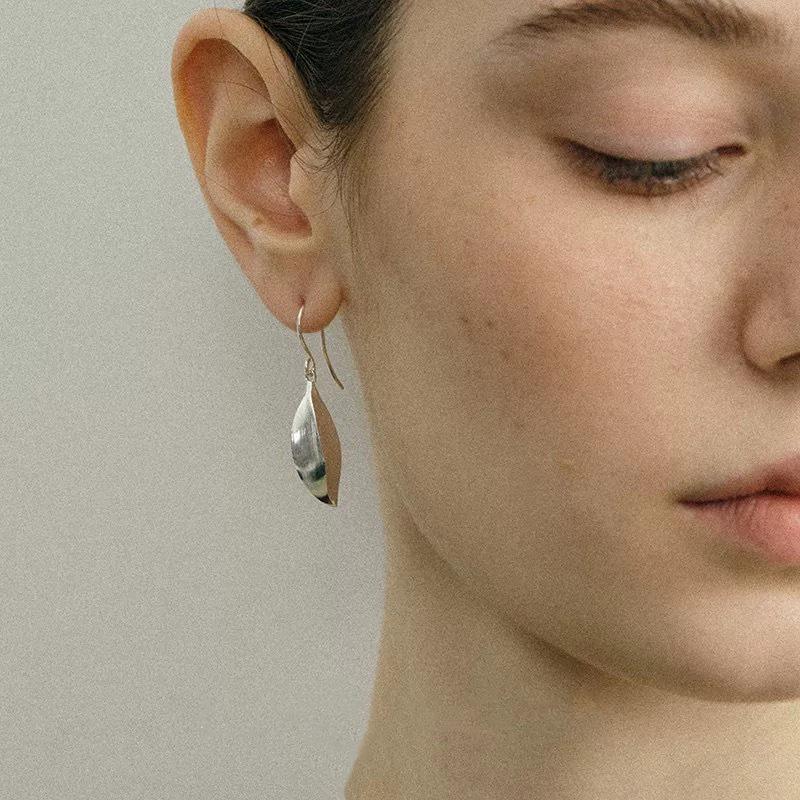 SR Family Winter Fruit Stud Earrings: Luxurious Simple Design with Brushed Wood Texture