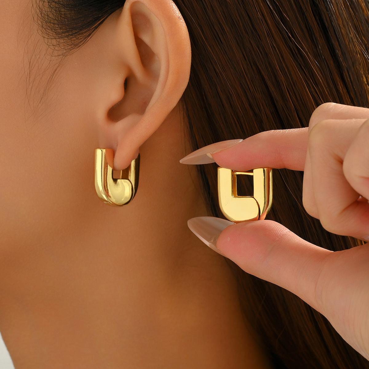 

Wind jewelry 18k gold lock U-shaped design geometric earrings versatile high-end light luxury earrings NV