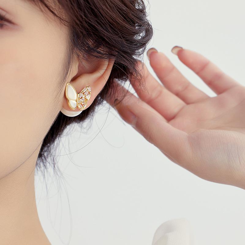 Internet Celebrity Explosion 2024 Butterfly Pearl Stud Earrings Light Luxury High-End Earrings Unique Temperament Earrings Women Wholesale