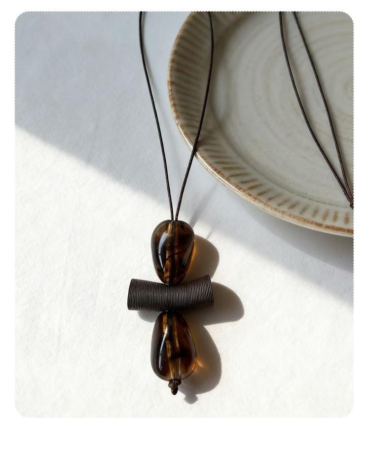Retro Wooden Hip Flask Necklace: Versatile Choker & Sweater Chain Accessory for Women