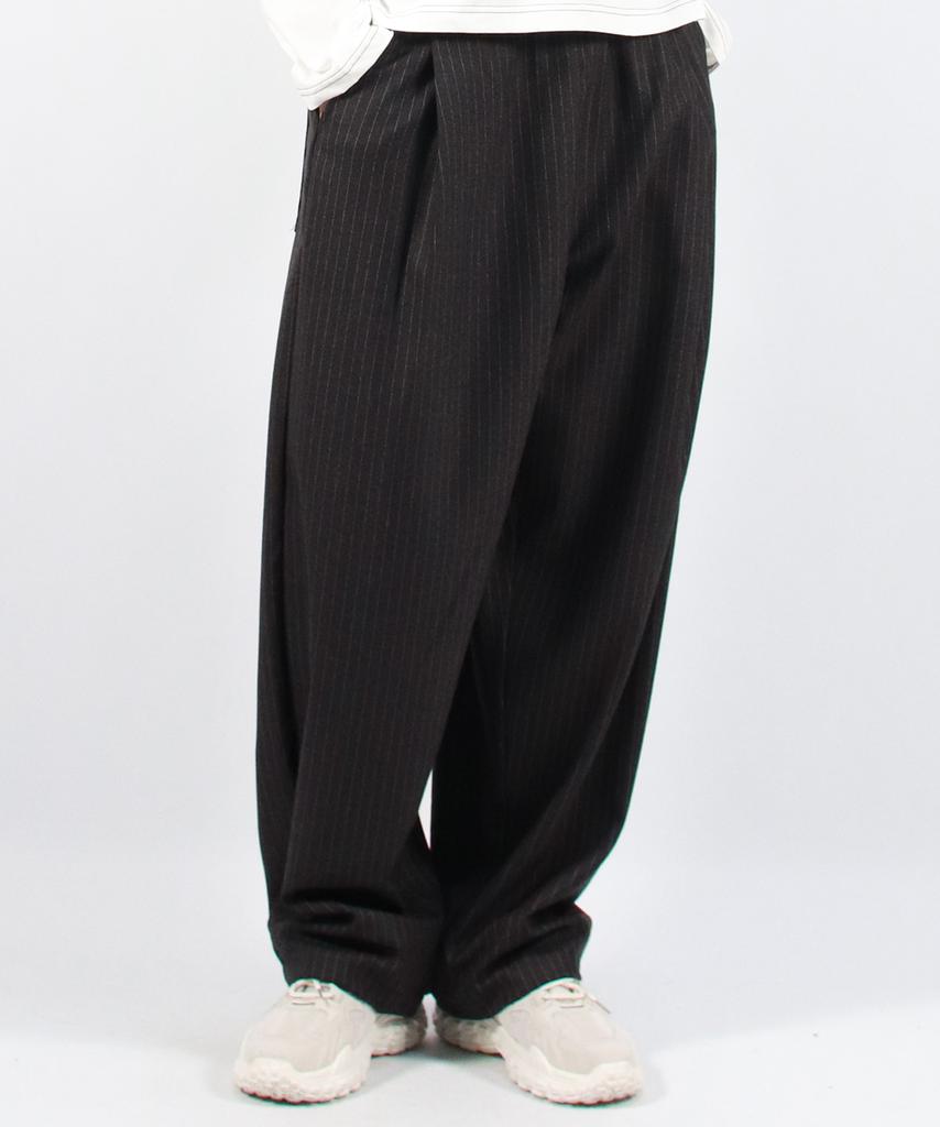 Deumakeu M Stripe Chicano Wide One-Tuck Pants - Deep Charcoal