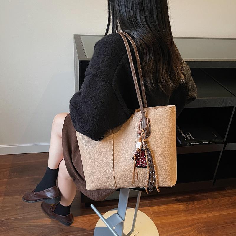 Retro bag women's large capacity 2025 new autumn and winter simple versatile shoulder underarm bag commuter tote bag