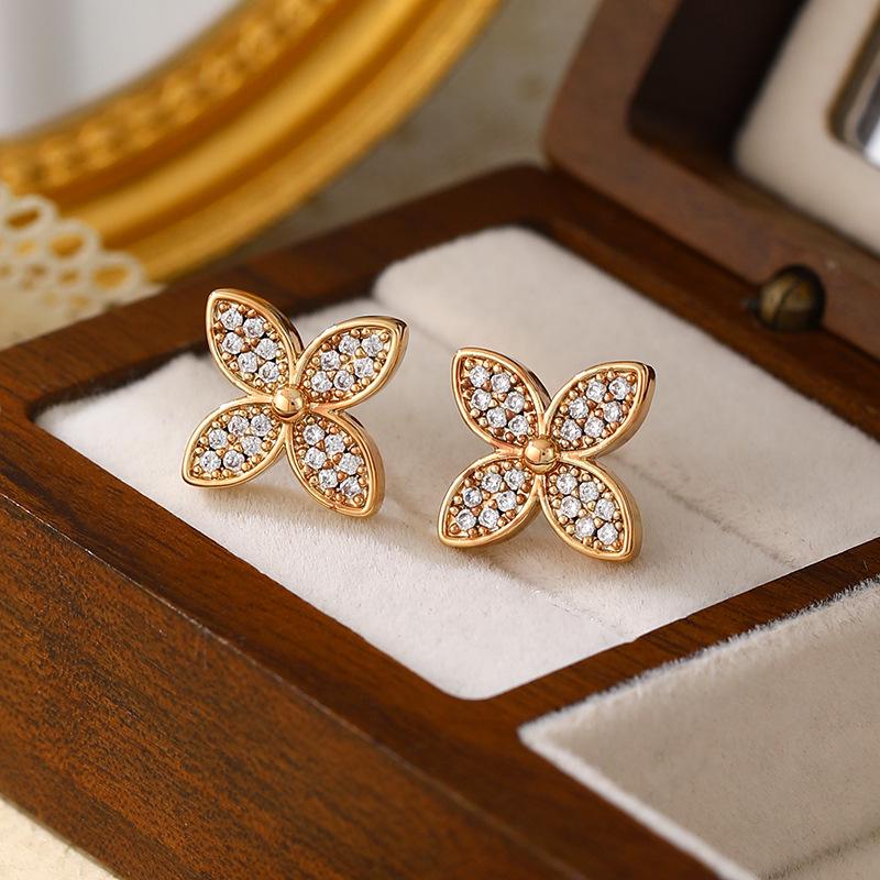 Gold-Plated Four-Leaf Clover Zirconia Stud Earrings, Simple Design, Light Luxury Fashion, High-End Full Diamond Accessories