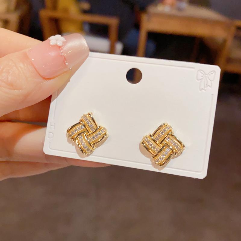 New Style Stylish and Niche Design with Exquisite Diamond Earrings, Compact and Luxurious Earrings