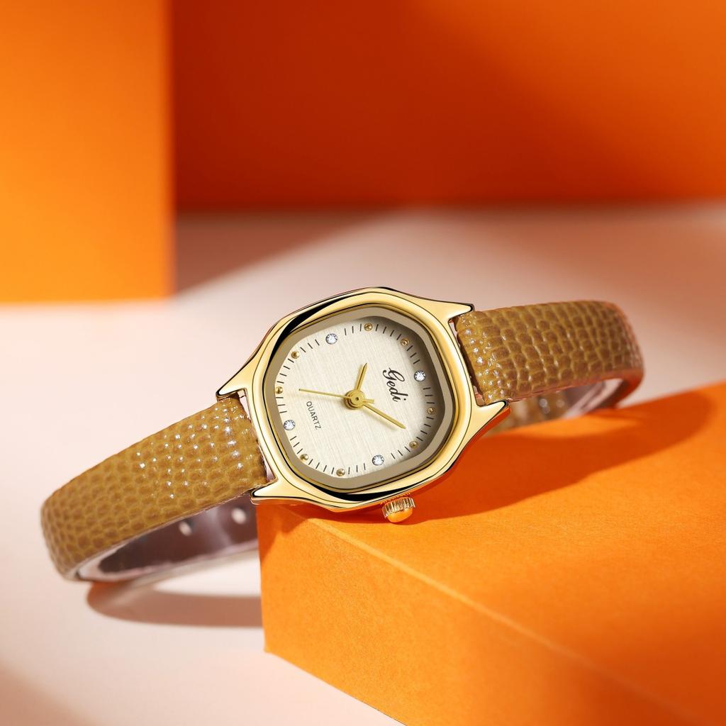 Luxo Leve Nicho Superfície com Padrão de Tecido Mostrador Pequeno Requintado Moda Pulseira com Padrão de Cobra Imitação Relógio de Quartzo Retrô