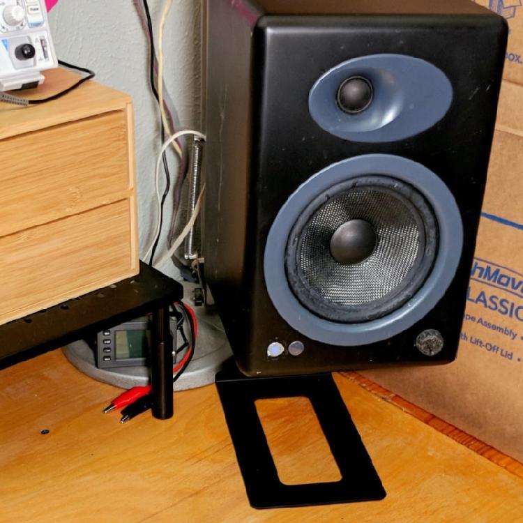 2Pcs Desktop Speaker Stand 6° Incline Space Saving Mount Speaker Risers for Living Room Study Room Table Easy to Use