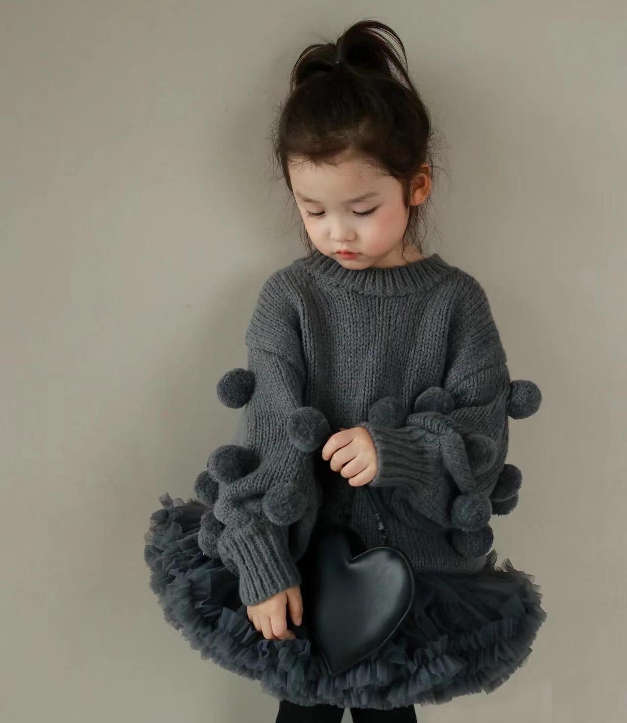 

Комплект из мохерового свитера с помпоном и юбки-пачки цвета молочного чая для девочек 120 cm