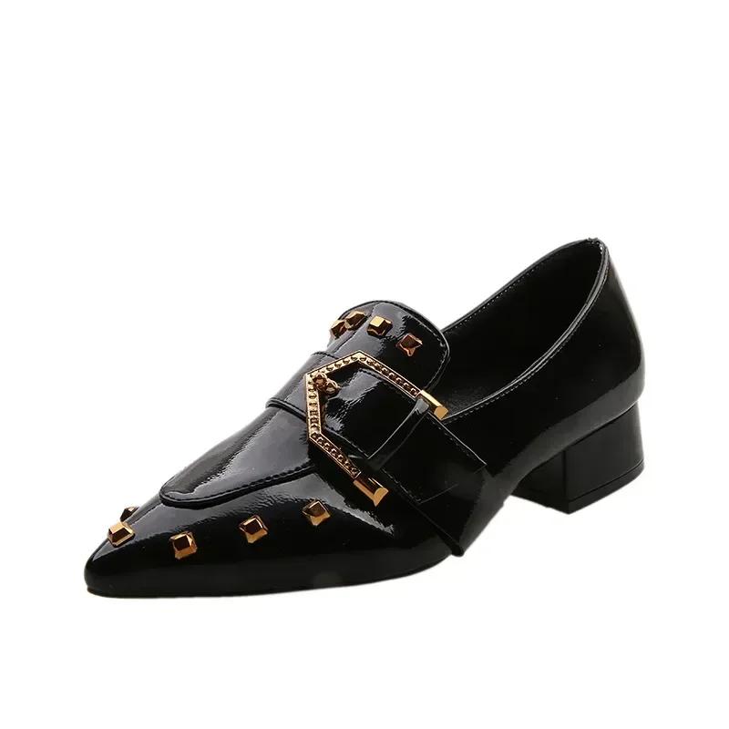 2025Donna Primavera Nuovi Borchie Donna Punta Appuntita Tacchi Spessi Moda Stile Britannico Mocassino Donna Scarpe Slip-on Zapatillas Mujer