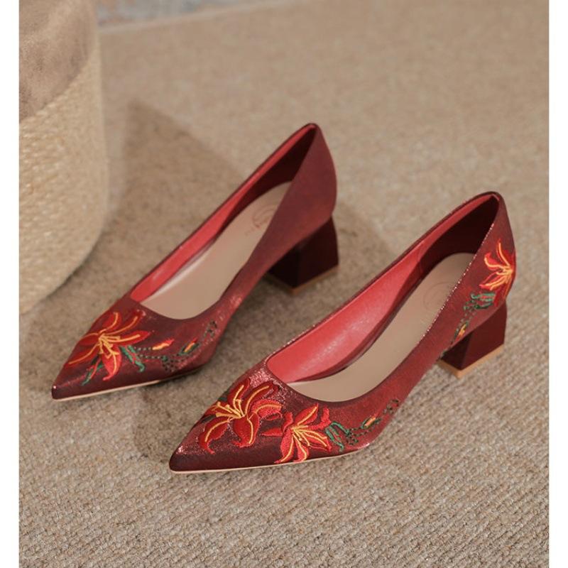 Embroidered single shoes women's new light-colored dress women's shoes are not tired of cheongsam high heels