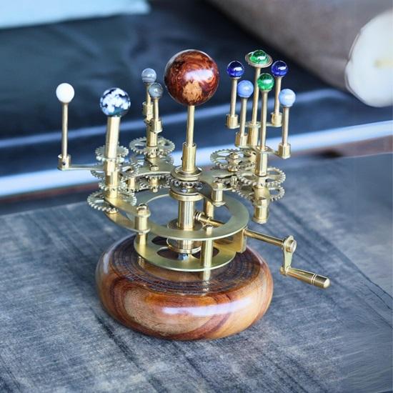 25,4 cm großes Luxus-Dekorationsstück für Bücherregale. Orrery aus Messing und Stahl. Ein funktionales Modell des Sonnensystems mit mehreren Himmelskörpern.