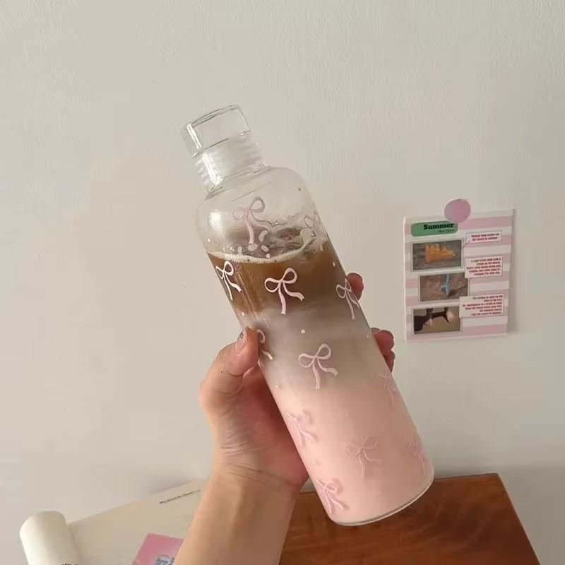 

Ins Styl Bow Original Design Small Hand Cup 500ml Heat-resistant Large-capacity Plastic Cup High Color Scale Cup 401-500ml