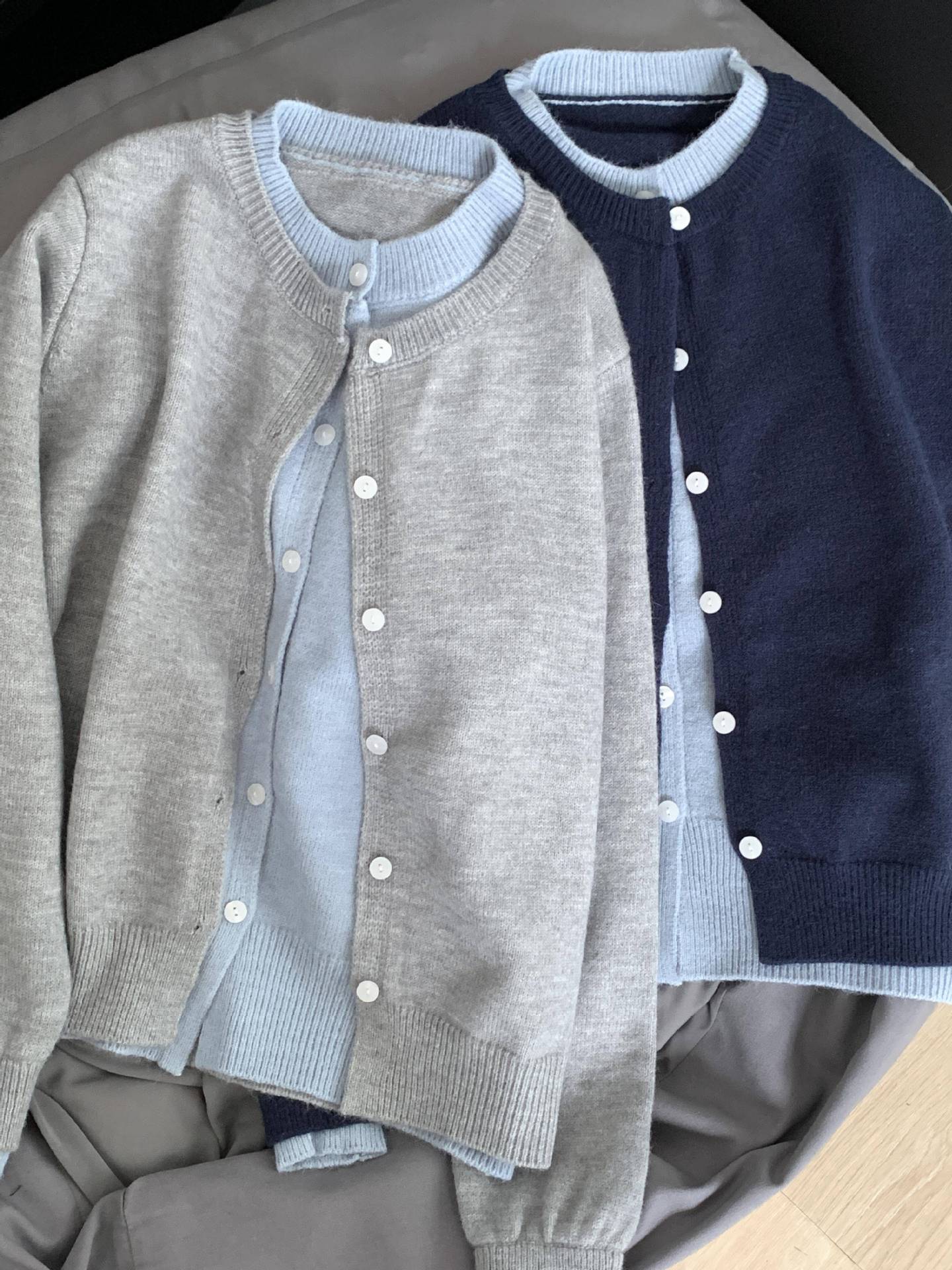 

Contrasting colors niche fake two-piece knitted cardigan jacket women s spring and autumn new single-row button casual outer sweater L светло-серый