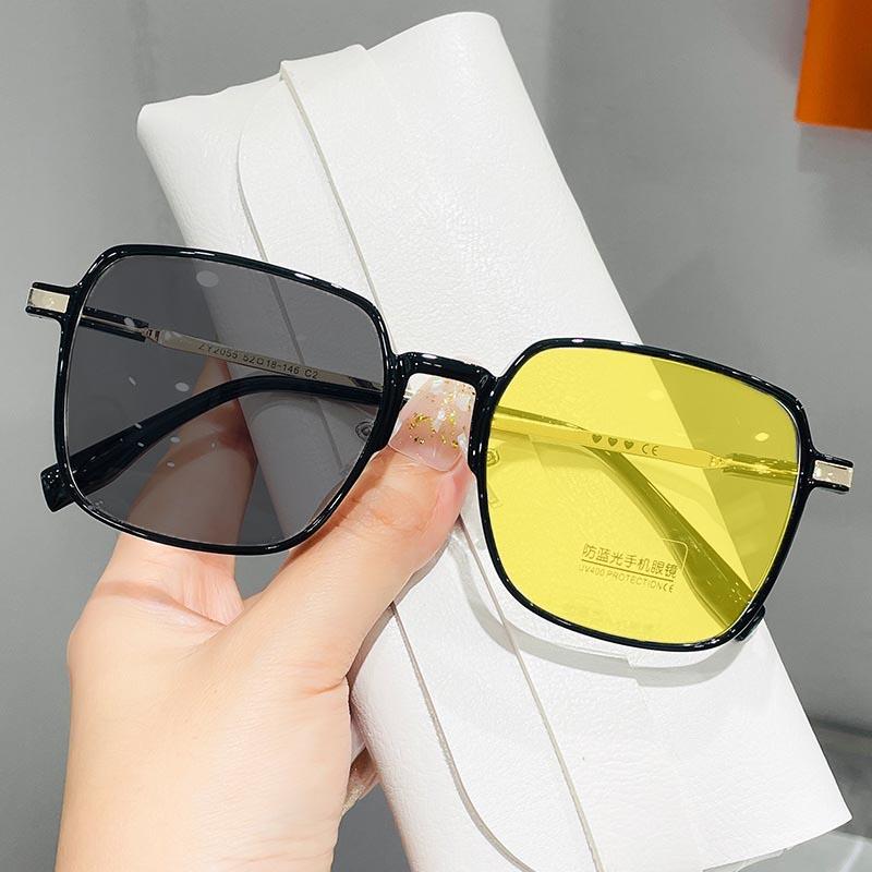 Stylish Large Frame Photochromic Myopia Glasses for Women Anti Blue Light Color Changing Night Vision Near Sight Eyeglasses -4.0