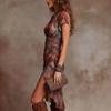 Abito Europeo Scollo a V in Vita Stretta da Donna - Snellente, Valorizzante, Gonna Lunga, Moda 2026.