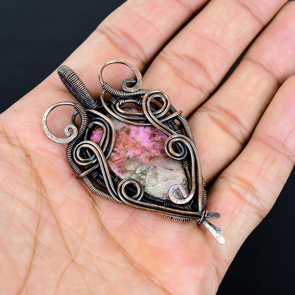 Rosa Kobalt-Anhänger aus 999er Kupferdraht, handgefertigtes Schmuckstück mit Edelsteinmotiv – das perfekte Geschenk zum Geburtstag