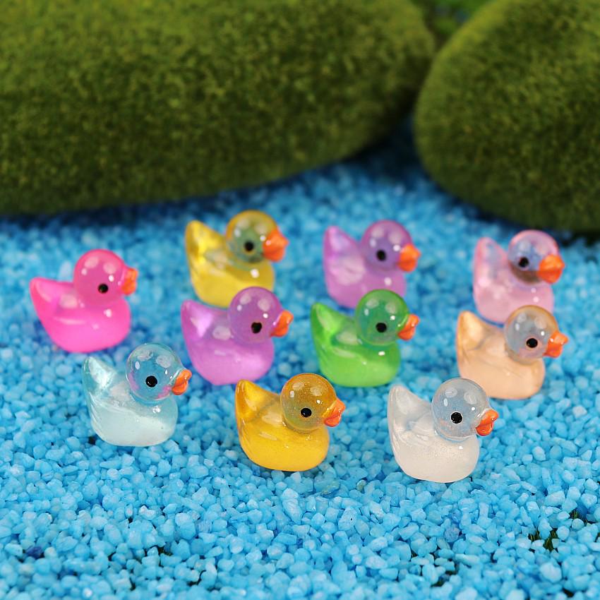 

Красочный светящийся желтый утка микропейзаж смоляной орнамент