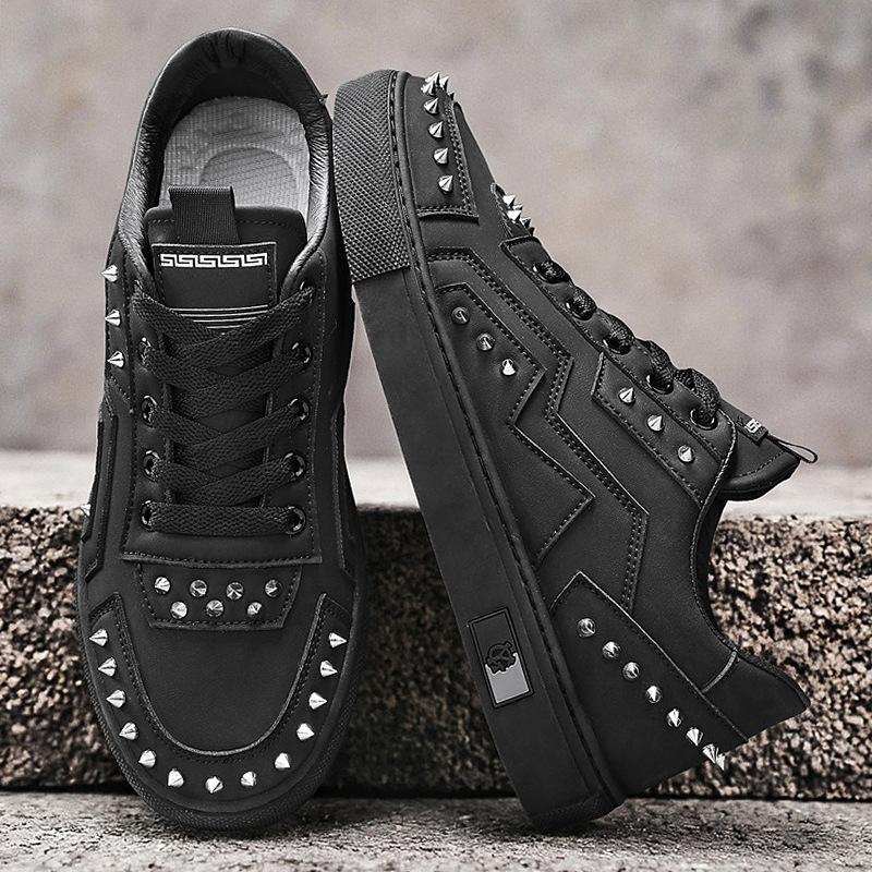 Trendschuhe für Herren Leder Freizeitschuhe Nieten Flache Skateboard-Schuhe Jugend Coole Sneaker