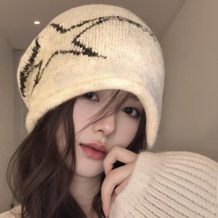 Versatile star-patterned knitted hat for autumn and winter, makes the face look smaller, women's outdoor cold-proof and warm beanie hat