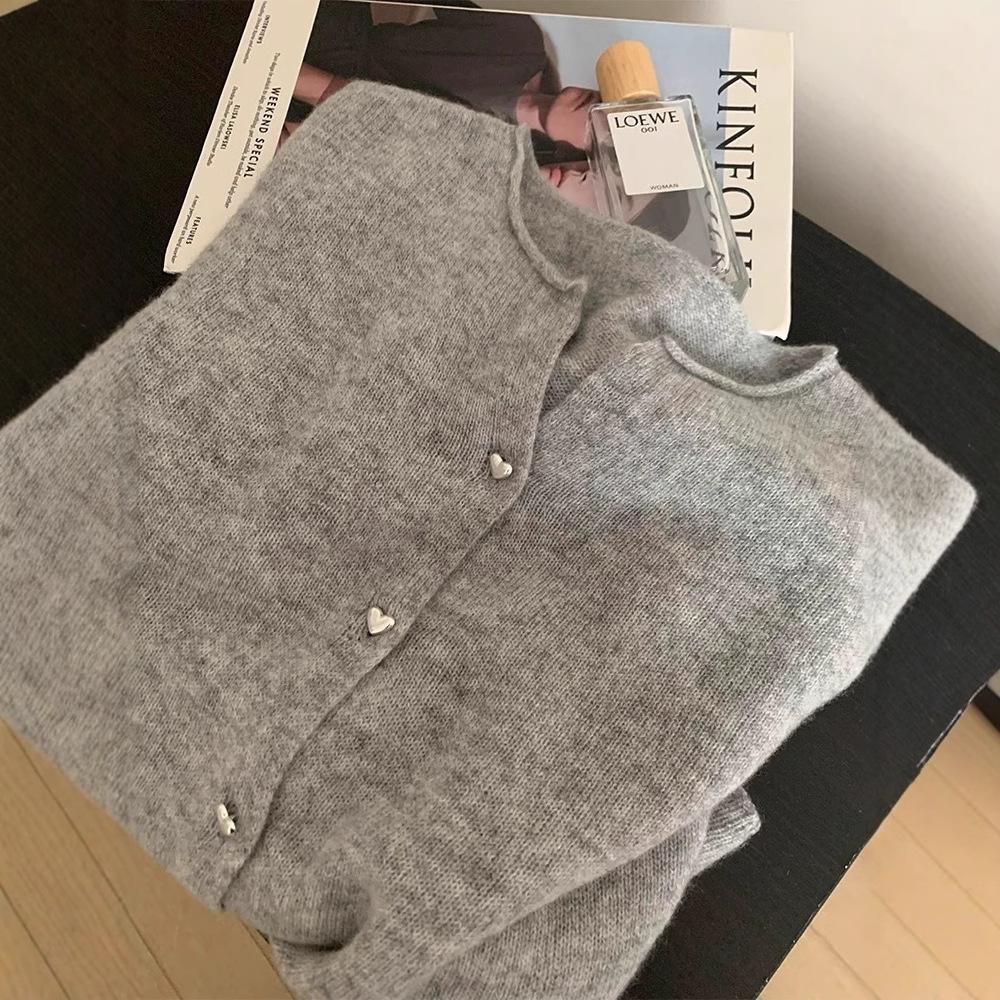 

Women s Gray V-Neck Knit Cardigan with Heart Silver Buckle - Wool, Versatile & Casual for Spring 2025 M сірий колір