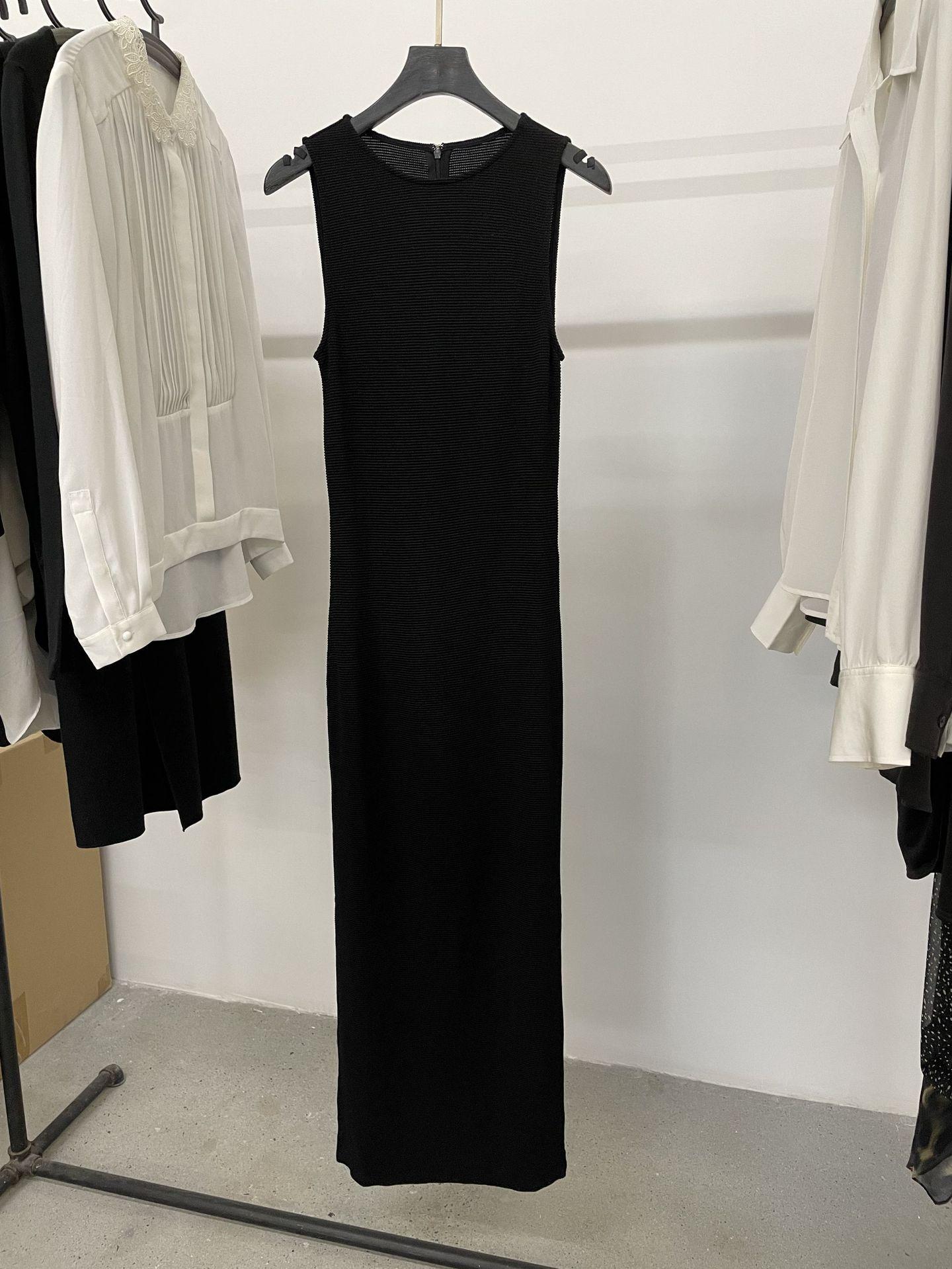 

Chic Black Sleeveless French Tank Dress: Slim-Fitting, Figure-Flattering, Mid-Length, with an Elegant, Relaxed Feel XS