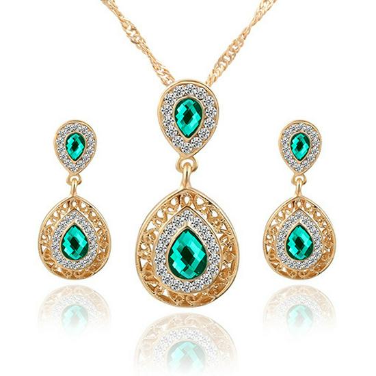 Versatile Set di Gioielli in Tre Pezzi: Collana e Orecchini Multicolor con Design a Goccia d'Acqua di Cristallo con Diamanti.