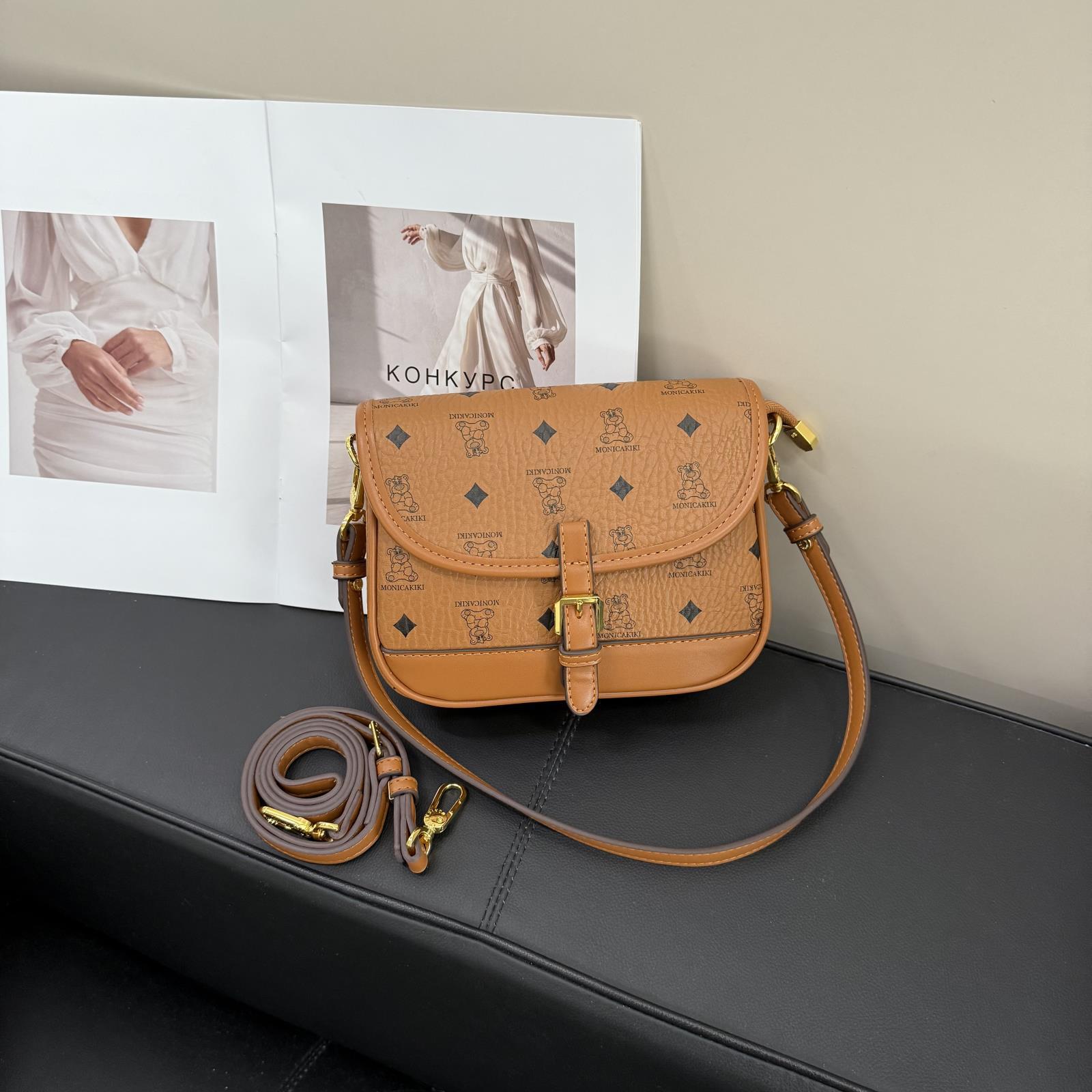 

Весенний новый модный тренд письмо медведь сумка почтальона на одно плечо через плечо женская сумка коричневый