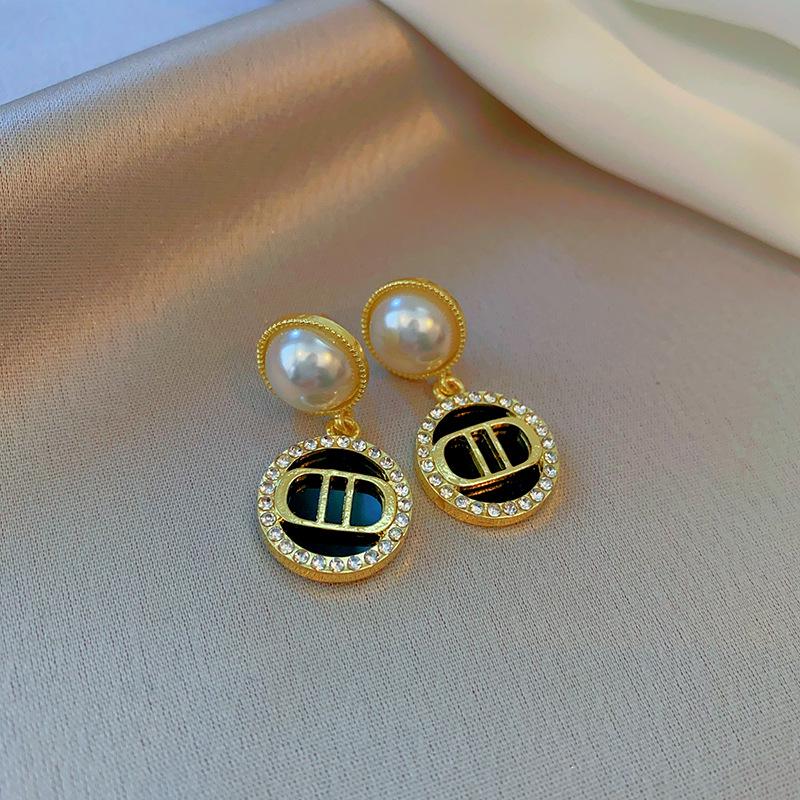 Geometrische Plissee-Ohrringe mit Glasperlen der Black Series: Elegante silberne Ohrstecker mit einem luxuriösen und vielseitigen Design.