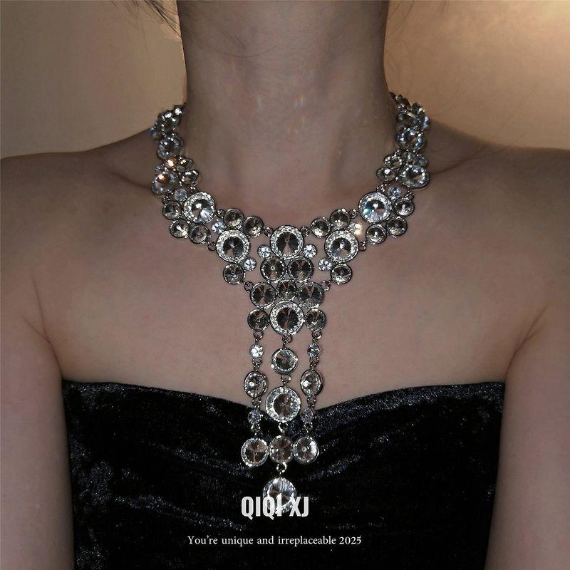 

Full-Diamond Tassel Long Necklace with a High-End Feel, Suitable for Dresses, European and American Style, Exaggerated Collarbone Chain for Women Short model