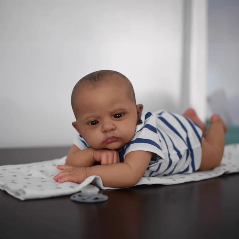 Schwarze Reborn-Baby-Kleinkind-Puppe Cameron 60 cm, Stoffkörper-Simulation Babypuppen, echt wie handgezeichnete Haare, Neugeborenenpuppen für Kinder, Schlafenszeit-Spielzeug