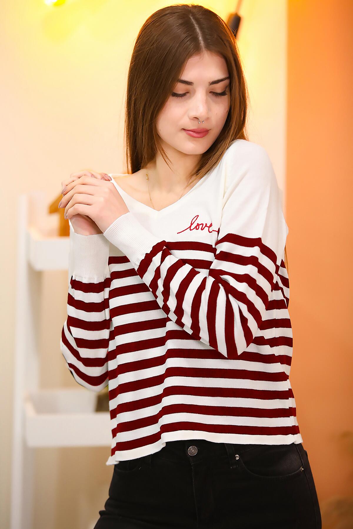 

Женский трикотаж в полоску с v-образным вырезом STANDART экрю