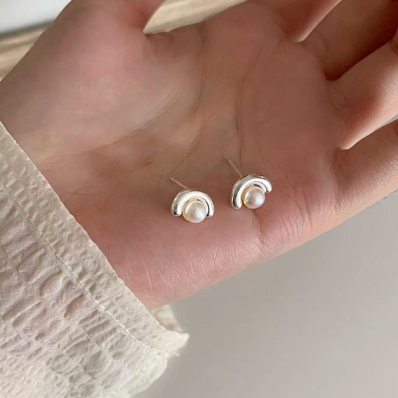 Raising Ear Holes, Small Stud Earrings for Women, Simple, Sweet, Small and Fresh Earrings, Niche Design, Versatile Earrings