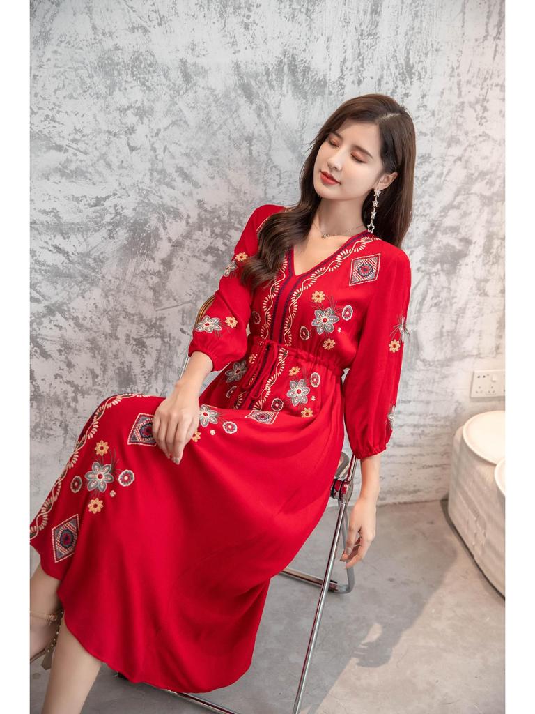 Böhmisches Ethno-Baumwollleinen-Stickkleid mit V-Ausschnitt und langen Ärmeln zum Binden in der Taille für Damen