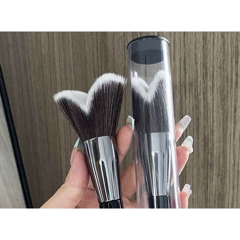Buttermilk - Heart Contour Brush