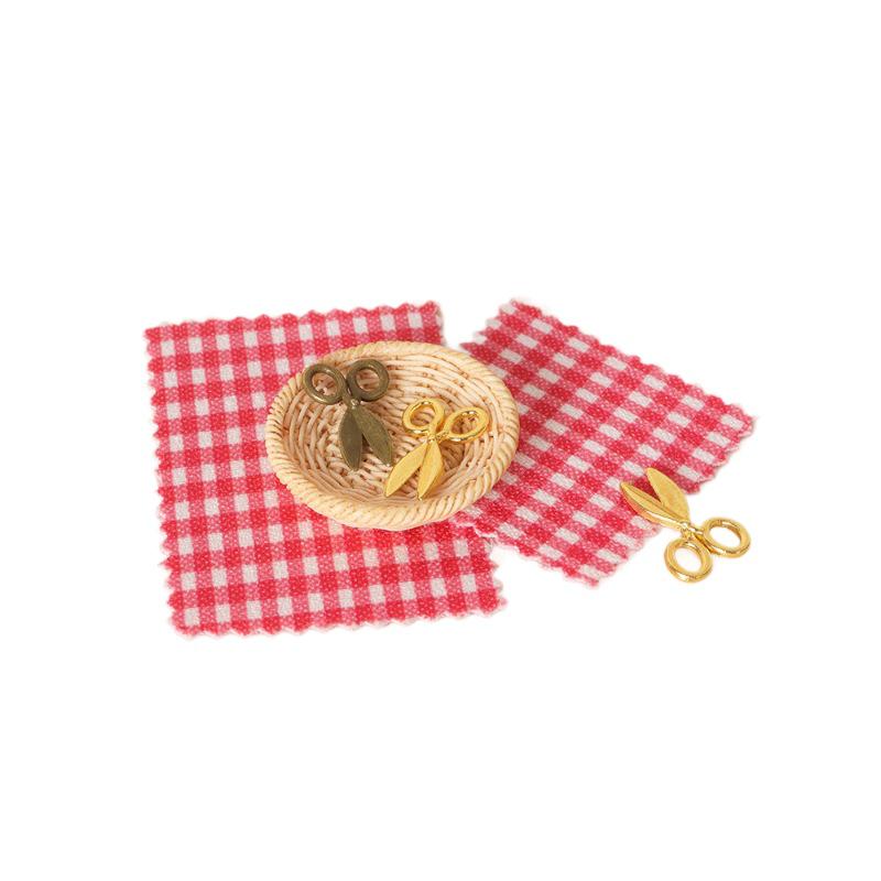 Mini Scissor Plaid Fabric Set for OB11 Dollhouse Sewing, Picnic Scenes, and Toy Photography.