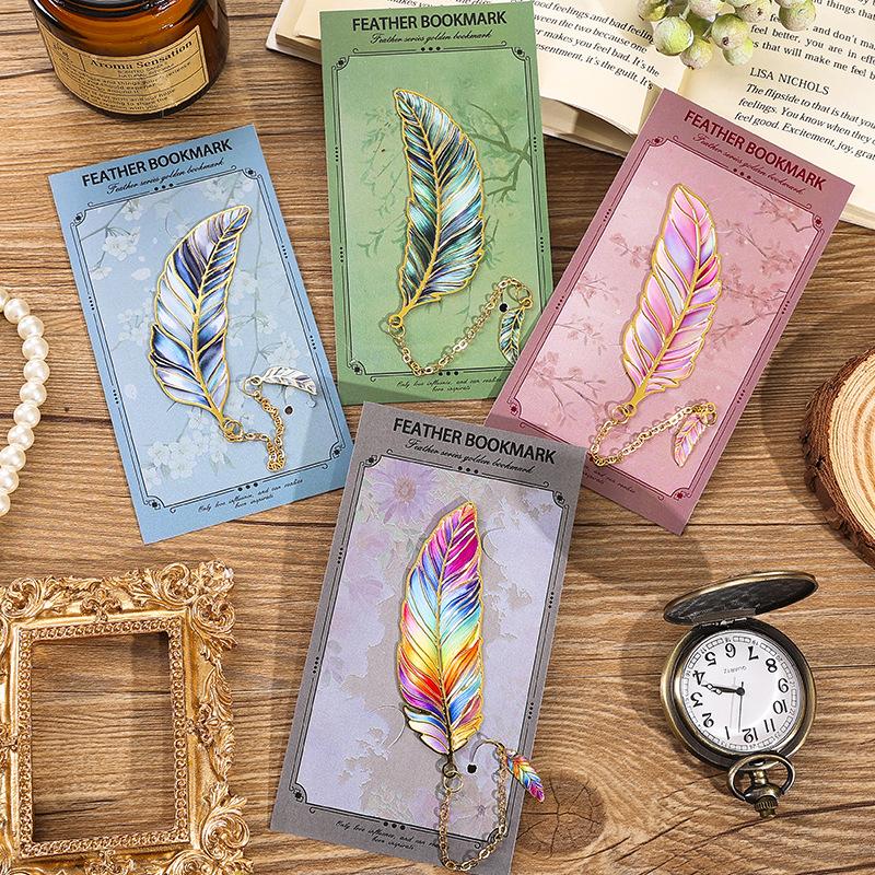 Hot Sale 1Pcs Exquisite Book Page Divider Vintage Feather Gold Stamped Metal Bookmark With Metal Chain Pendant Office Stationery