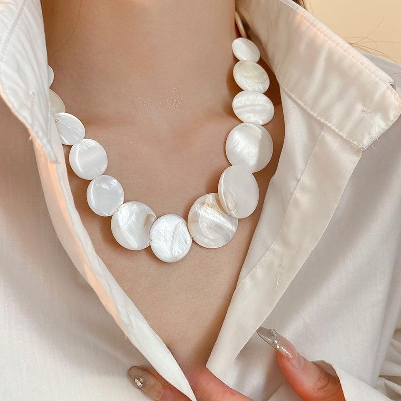 Collana con Conchiglie alla Moda, Catena per Clavicola in Stile Vacanza Estiva, Accessorio Versatile Minimalista Artistico e Unico per Donne