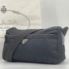 Prada Pocono Schultertasche Kameratasche Crossbody Tessuto Nylon Leder Schwarzer Schultergurt Crossbody Dreieckiges Logo-Schild Weißes Etikett