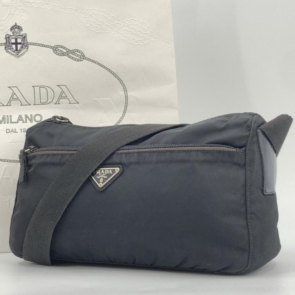 Prada Pocono Schultertasche Kameratasche Crossbody Tessuto Nylon Leder Schwarzer Schultergurt Crossbody Dreieckiges Logo-Schild Weißes Etikett