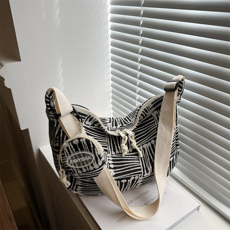 Niche Design 2025 New Simple Autumn Versatile Messenger Bag Women's Casual Dumpling Bag Soft Shoulder Bag