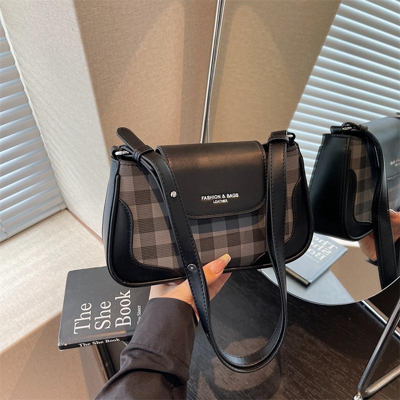 Niche design bag women's new summer versatile messenger bag shoulder underarm small square bag