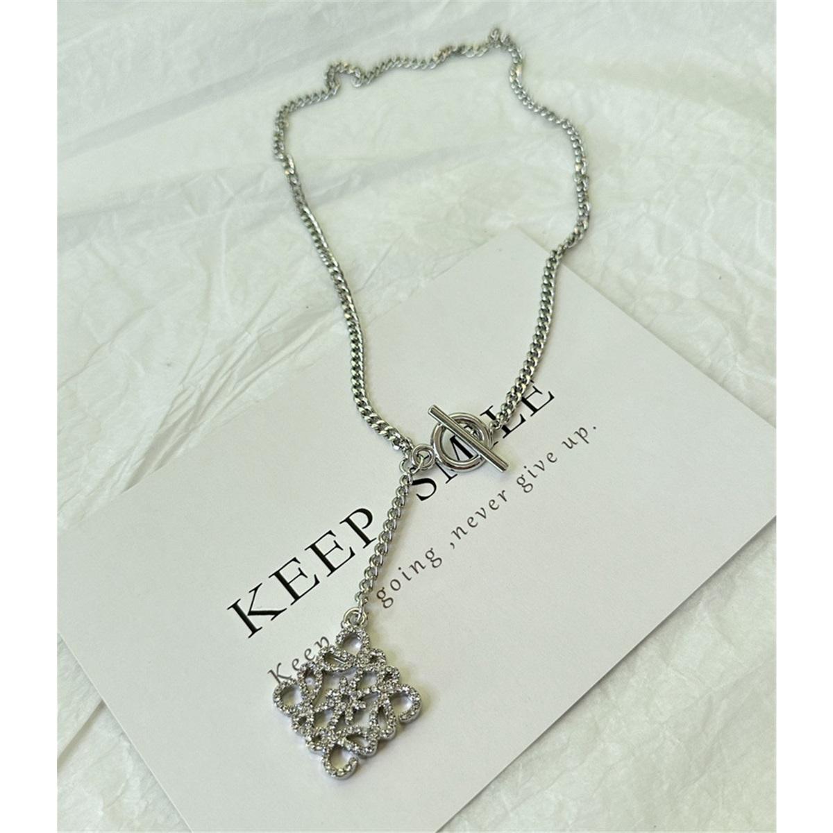 

Tooxika French Vintage Geometric Hollowed Out Diamonds Carved Square Necklace Light Luxury Collarbone Chain OT Jumper Chain серебряный