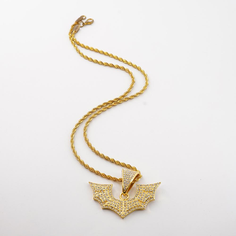 Ny hip-hop-anheng i full diamantlegering formet som en flaggermus for herresmykke. Trendy og unikt tilbehør for europeisk og amerikansk stil.