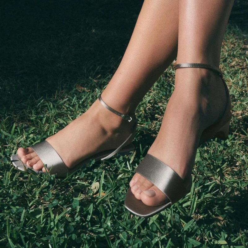 Fashion Elegant Square Toe Ankle Strap Heeled Sandals Women Sexy Peep Toe Low Wide Heel Summer Shoes Cozy Satin Designer Shoes for Women