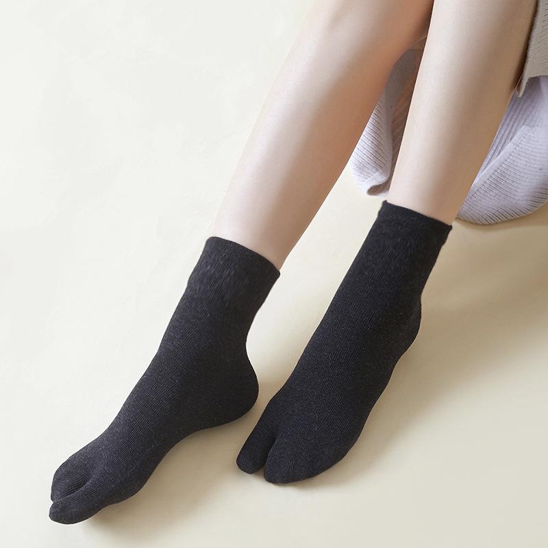 Women's Cotton Breathable Sweat-Wicking Two-Toe Socks - Korean Style, Solid Color, Autumn/Winter Sports Wear with Heel